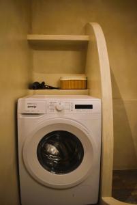a washer and dryer in a small room at Sto Faro - Blue in Kithnos