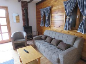 ein Wohnzimmer mit einer Couch und einem Tisch in der Unterkunft Guesthouse Stefanac in Otočac
