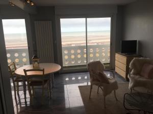 A television and/or entertainment centre at L'eau Vive Front de mer 4e sans ascenseur