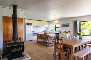 a kitchen and dining room with a table and a stove at Port Jackson Paradise in Square Top Island