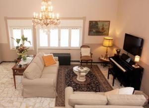 ein Wohnzimmer mit Sofa und Klavier in der Unterkunft Il Punto a Maglie in Maglie