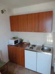 Kuchyň nebo kuchyňský kout v ubytování Apartments Maslina