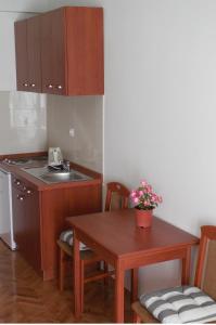 Kuchyň nebo kuchyňský kout v ubytování Apartments Maslina