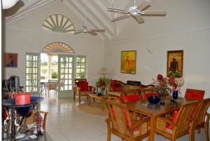 a living room with a table and chairs at Villa Sans-Souci in Lowlands