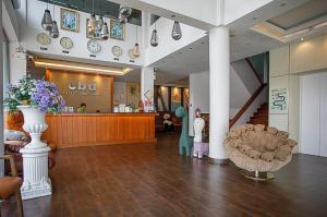 Die Lobby eines Geschäfts mit einem Tresen in der Unterkunft CBD Hotel Suratthani in Surat Thani
