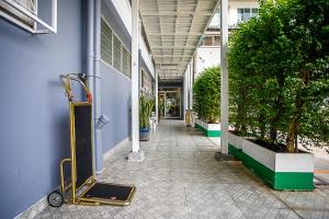 ein leerer Flur eines Gebäudes mit einem Bürgersteig in der Unterkunft CBD Hotel Suratthani in Surat Thani