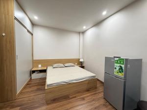 a small room with a bed and a tv in it at Sơn Tài in Hanoi