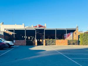 ein Parkplatz mit einem vor einem Gebäude geparkten Auto in der Unterkunft Echuca Hotel in Echuca