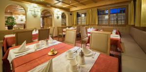 A restaurant or other place to eat at Hotel Cervo