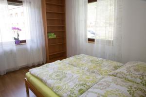 ein Schlafzimmer mit einem Bett und einem Bücherregal in der Unterkunft Gasthaus Buchegger in Krumbach Markt
