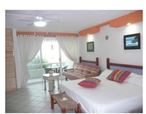 ein Schlafzimmer mit Bett und ein Wohnzimmer in der Unterkunft Cancun Beach ApartHotel by Solymar in Cancún