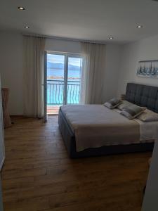 ein Schlafzimmer mit einem Bett und Meerblick in der Unterkunft Apartmani Robert in Bol + 34 Fotos