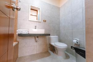 ein Badezimmer mit Toilette und Waschbecken in der Unterkunft HsDverdi in Santa María