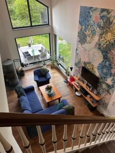 a living room with a couch and a table at Dom przy Panke in Kolonie Röntgental