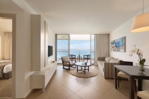Et opholdsområde på Ramada Hotel & Suites by Wyndham Netanya
