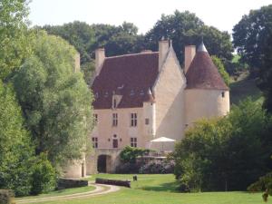 a large house with a roof on a green lawn at Maison Frankrijk in Couloutre