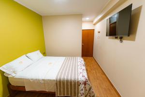 ein Schlafzimmer mit Bett und Flachbildfernseher in der Unterkunft HsDverdi in Santa María + 29 Fotos