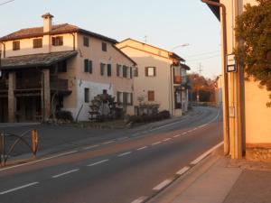 una calle vacía con edificios al lado de la carretera en Oleaclub Locazione Turistica, en Asolo