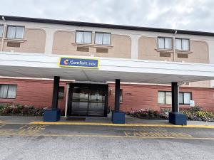 a building with a sign that reads combat inn at Comfort Inn Feasterville - Trevose in Trevose