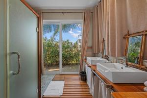 a bathroom with two sinks and a large window at Lea's Garden in An Bàn (2)