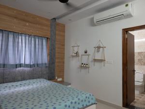 a bedroom with a bed and a window at Karmawas House in Jodhpur