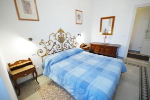 ローマにあるCasa Anna a Romaのベッドルーム(青いベッド1台、鏡付)