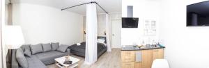 een woonkamer met een bank en een tv bij Chillout Hostel in Warschau