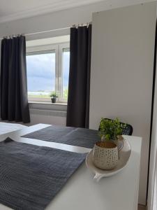 a bedroom with a table with a plant on it at Deichnest in Hollern-Twielenfleth