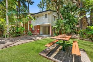 a picnic table in the yard of a house at Comfort Resort Blue Pacific in Mackay