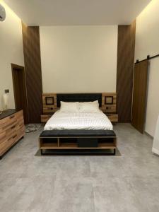 a large bedroom with a bed and a dresser at Rove Chalet in á¸¨arÄdÄ« +16 photos
