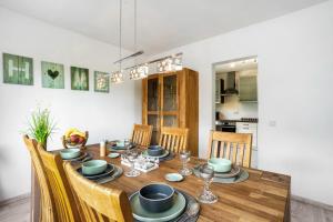 a dining room with a wooden table and chairs at Ferienwohnung Sauerland an der Ruhr in Olsberg