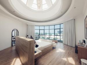 a large bedroom with a large circular ceiling at Full Moon Guesthouse in Dubai +74 photos