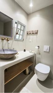 a bathroom with a sink and a toilet at Hamilton - Sohoros in Kámpos