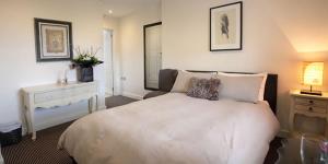 A bed or beds in a room at Victoria Mansions Hotel Apartments 