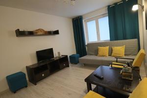 Televízia a/alebo spoločenská miestnosť v ubytovaní Apartment Mona Warsaw przy stacji metra
