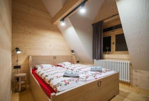 1 dormitorio con 1 cama en una habitación de madera en Apartament Tatrzański, en Zakopane