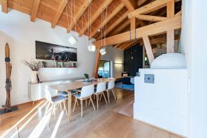 a kitchen and dining room with a table and chairs at Loft7 in Mittelberg