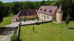 an aerial view of a large house with a yard at Domaine de Sens Bas in Molières