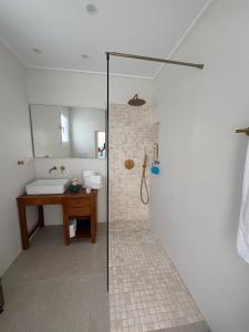 a bathroom with a shower and a sink at Beau séjour in Pedreguer