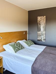 a large bed with white sheets and pillows at Sirdal Høyfjellshotell in Fidjeland +38 photos