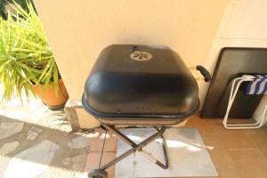 a black chair sitting next to a wall at Oasis con piscina y jacuzzi para 4 in Adsubia +42 photos