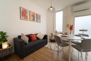 a living room with a couch and a table at T2 moderne Mon Toit in Mont-de-Marsan