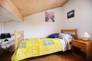 Tempat tidur dalam kamar di Apartment Zrinka