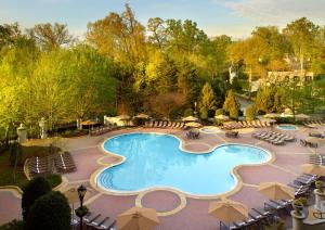 an overhead view of a swimming pool at a resort at Omni Shoreham Hotel Washington DC in Washington, D.C.