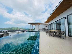 a swimming pool on the roof of a building at Ocean Big Tiger Villa-6 Bedrooms with Ocean View Private Pool in Nathon Bay