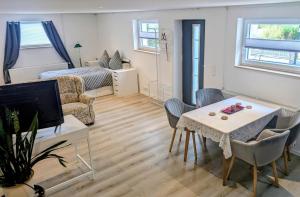 ein Wohnzimmer mit einem Tisch und ein Schlafzimmer in der Unterkunft Quartier Allna in Allna