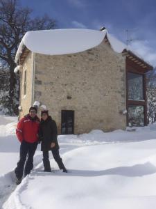 twee mensen in de sneeuw voor een gebouw bij Masseria del Ponte in Pretoro +29 foto's