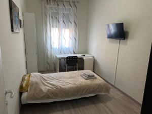 ein kleines Zimmer mit einem Bett und einem Schreibtisch in der Unterkunft Cataleia in Biella + 2 Fotos