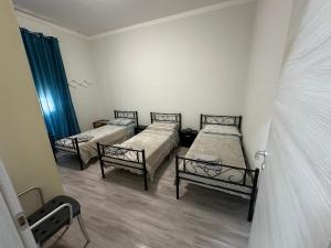 eine Gruppe von drei Betten in einem Zimmer in der Unterkunft Cataleia in Biella