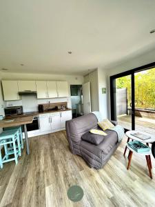 a living room with a couch and a table at Casa Tagomago in Andernos-les-Bains